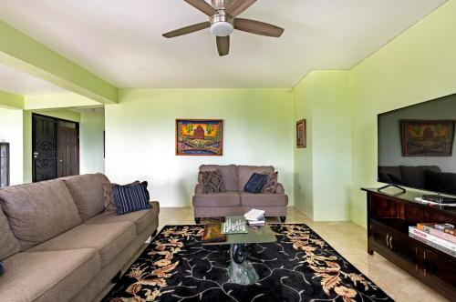 Una sala de estar con un sofá y un ventilador de techo. en Misty Hills Retreat, en Stony Hill