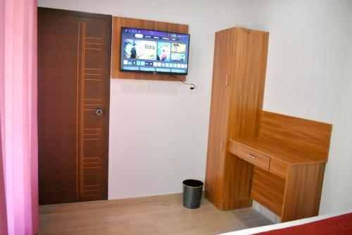 TV a/nebo společenská místnost v ubytování Forest Brew Resort Wayanad