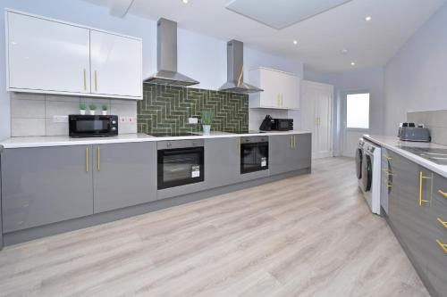 Η κουζίνα ή μικρή κουζίνα στο One Battison - Affordable Rooms, Suites & Studios in Stoke on Trent