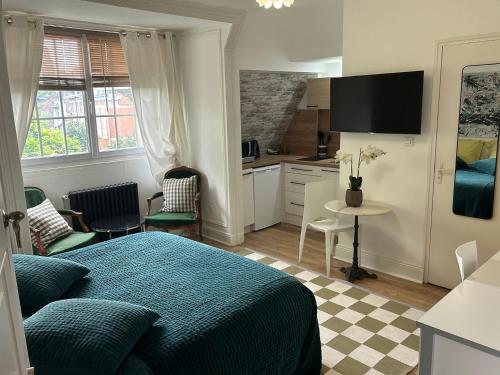 une petite chambre avec un lit et une cuisine dans l'établissement Equilibrium Family House by E, à Roubaix