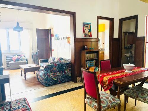 モンテビデオにあるHabitación single en Casa Art Deco en Barrio Surのテーブルとソファのあるリビングルーム
