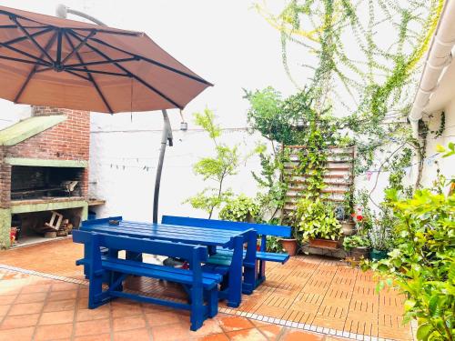 モンテビデオにあるHabitación single en Casa Art Deco en Barrio Surの青いピクニックテーブル、パティオ(傘付)