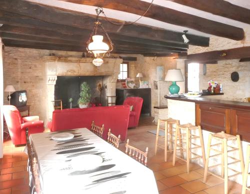 a dining room and kitchen with a table and chairs at Maison charmante à Lavercantière avec piscine partagée in Lavercantière