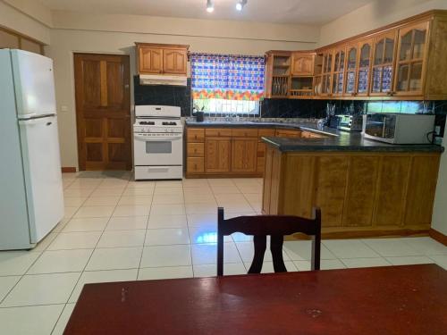 Kuchyň nebo kuchyňský kout v ubytování Edward john apartmental rental property