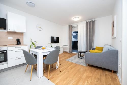 Apartments with parking space Zadar - 23405