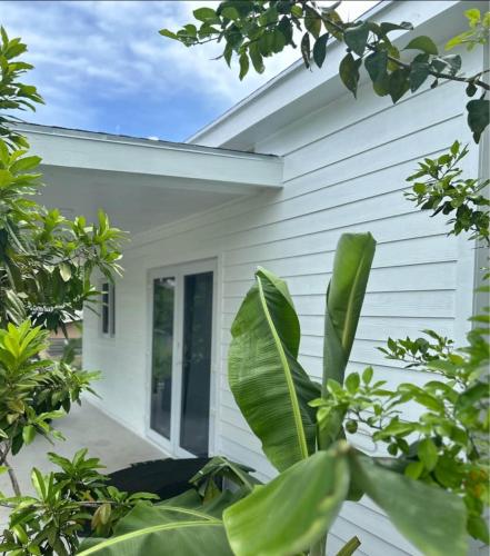 una casa bianca con piante verdi di fronte di The Garden Oasis a Nassau