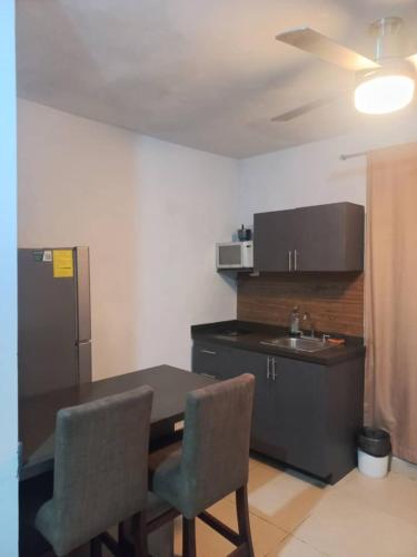 a kitchen with a table and chairs and a refrigerator at Alojamiento completo de descanso in Monterrey