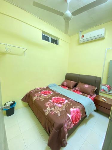 een slaapkamer met een bed in een kamer met een spiegel bij Homestay Tanjung Malim DMalim in TanjongMalim