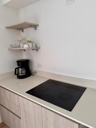 a kitchen with a counter top with a coffee maker at Jacó Pacífico in Jacó