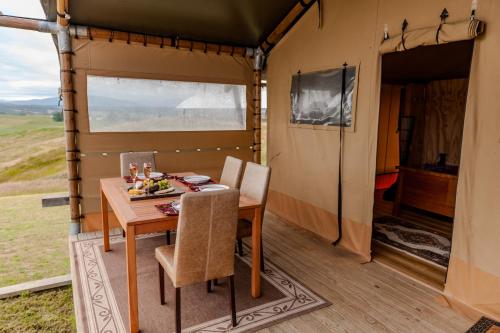 TV a/nebo společenská místnost v ubytování Glamping at the Tasman Cloud