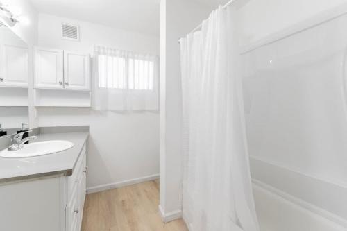 Koupelna v ubytování Gorgeous Two Bedroom Sleeps 6! Close to Strip!