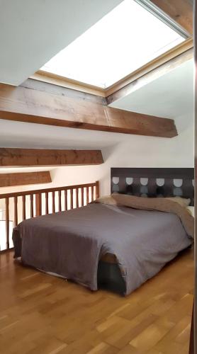une chambre avec un grand lit dans un grenier dans l'établissement Appartement charmant à Nice / 50 m² / Vue sur la ville, à Nice