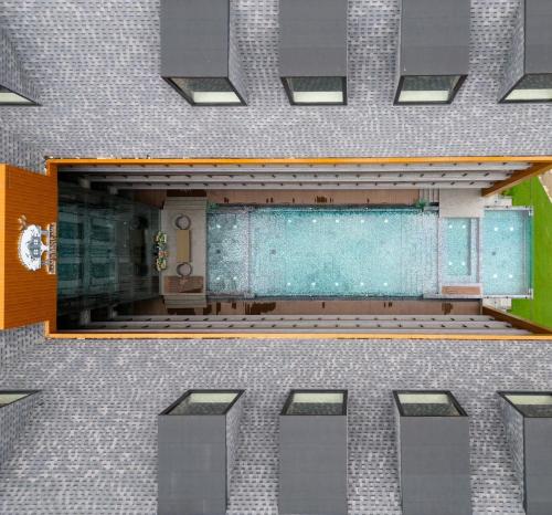 a view of a building with a swimming pool at DAMNERNPAWA in Bang Khon Thi