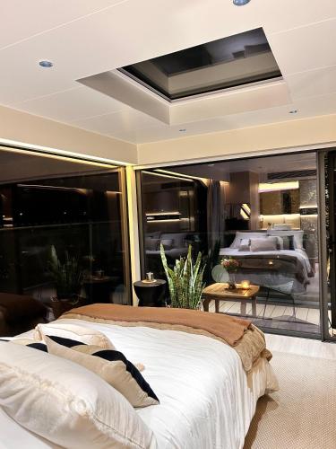 a bedroom with two beds and a large window at Dionisio by LOEW Valle de Guadalupe, Ensenada, México in El Porvenir