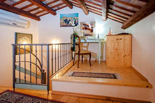 een kamer met een bureau en een tafel met een stoel bij Residence LA CARERA Centro Storico in Rovinj