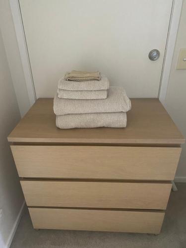 zwei Handtücher auf einer hölzernen Kommode in der Unterkunft Bee Cottage in Gold Coast