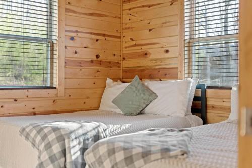 Ένα ή περισσότερα κρεβάτια σε δωμάτιο στο Cabin 3 Mtn View Cabin Near River with Hot Tub and Fire Pit