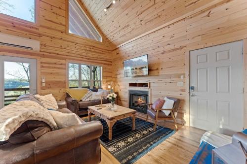 Χώρος καθιστικού στο Cabin 3 Mtn View Cabin Near River with Hot Tub and Fire Pit
