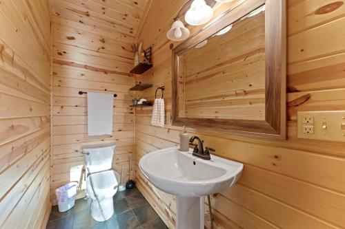 Ένα μπάνιο στο Cabin 3 Mtn View Cabin Near River with Hot Tub and Fire Pit