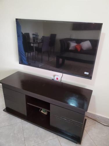 TV a/nebo společenská místnost v ubytování Marvel 2bdrm fully furnished at 360 luxury in Kitale