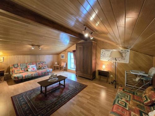 un salon avec un canapé et une table dans l'établissement Maison de charme avec grand jardin et cheminée, proche des Bastides et sites historiques - FR-1-616-165, à Mazeyrolles