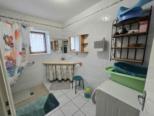 une petite salle de bain avec un lavabo et une douche dans l'établissement Maison de charme avec grand jardin et cheminée, proche des Bastides et sites historiques - FR-1-616-165, à Mazeyrolles