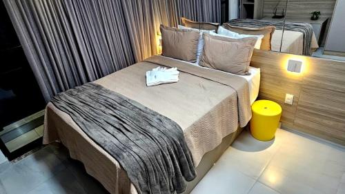 pokój hotelowy z łóżkiem z kocem w obiekcie Luxury Flat dos Sonhos - Edificio Compact Tambau w mieście João Pessoa