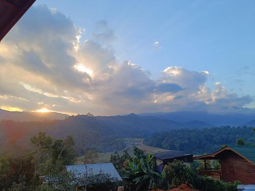 a view of the sunset from a house at อินทนนท์สุขุมทิพย์ โฮมสเตย์ in Ban Yang