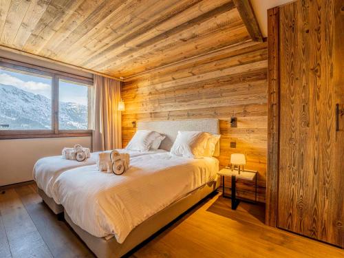 ein Schlafzimmer mit einem Bett mit zwei Handtüchern darauf in der Unterkunft Duplex Spacieux au Rond-Point des Pistes avec Parking, Balcon et Services Inclus - FR-1-613-93 in Les Allues