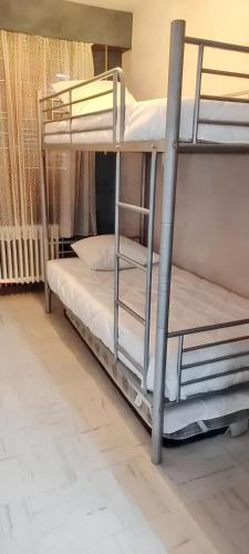 quelques lits superposés dans une chambre dans l'établissement Appartement cosy Cornimont + terrasse, à Cornimont