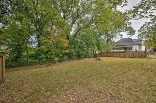 a large yard with a house and a fence at Madison Manor in Siloam Springs