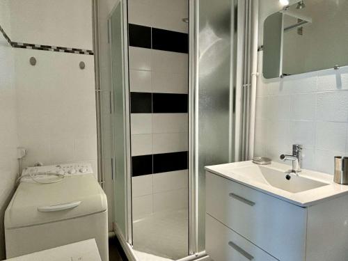 une salle de bain avec une douche, des toilettes et un lavabo dans l'établissement Argelès : T2 proche plage, parking, TV, lave-vaisselle - FR-1-225-823, à Argelès-sur-Mer