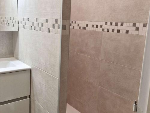 une salle de bain avec douche et lavabo dans l'établissement Appartement 2P, 4 pers, terrasse, parking, plage à 250m - Bormes-les-Mimosas - FR-1-251-853, à Bormes-les-Mimosas