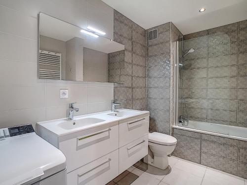 une salle de bain avec un lavabo, des toilettes et une douche dans l'établissement Appartement cosy pour 6 pers., 3 pièces, La Clusaz - FR-1-818-4, à La Clusaz