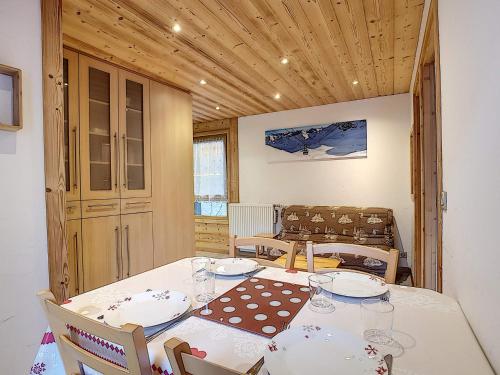 une salle à manger avec une table et des chaises blanches ainsi qu'une table et des chaises dans l'établissement La Clusaz - Appartement cosy pour 4 pers avec balcon et WIFI - FR-1-818-11, à La Clusaz