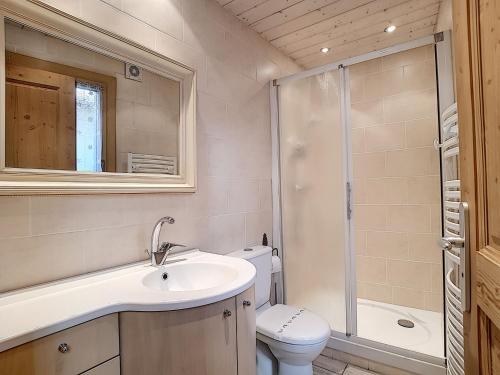 une salle de bain avec toilettes, lavabo et douche dans l'établissement La Clusaz - Appartement cosy pour 4 pers avec balcon et WIFI - FR-1-818-11, à La Clusaz