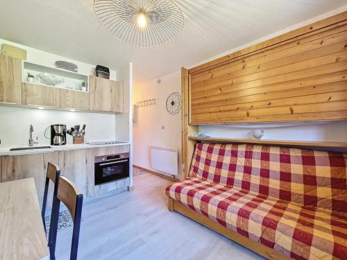 Cette chambre comprend un lit, une table et une cuisine. dans l'établissement Appartement cosy La Clusaz - 4 pers., parking, balcon, 2* - FR-1-818-17, à La Clusaz