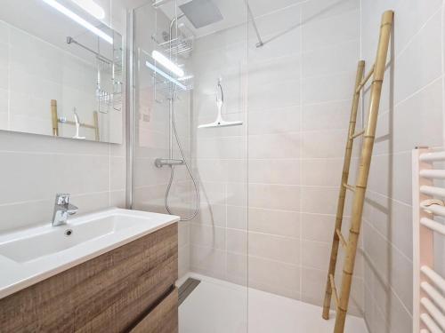 une salle de bain avec un lavabo et une douche dans l'établissement Appartement cosy La Clusaz - 4 pers., parking, balcon, 2* - FR-1-818-17, à La Clusaz