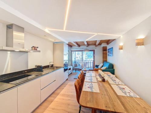 - une cuisine avec une grande table en bois dans l'établissement Appartement 8 pers rénové, 2 ch, accepte animaux, garage - La Clusaz - FR-1-818-21, à La Clusaz
