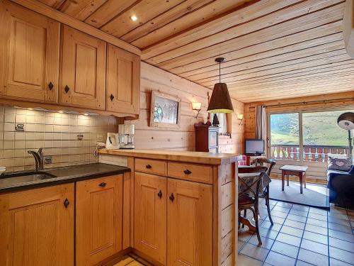 une cuisine avec des placards en bois et une salle à manger dans l'établissement La Clusaz - Appartement familial pour 6 pers avec 2 chambres et balcon - FR-1-818-16, à La Clusaz