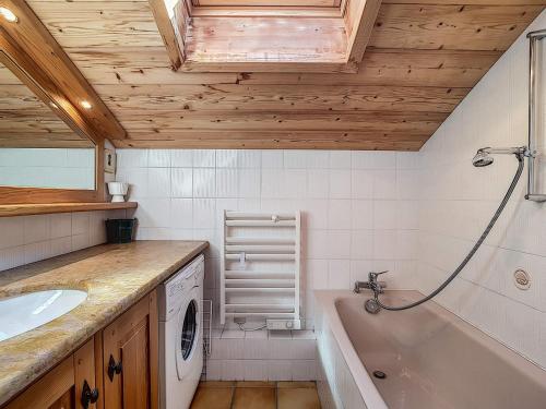 La salle de bains est pourvue d'une baignoire, d'un lavabo et d'un lave-linge. dans l'établissement La Clusaz - Appartement familial pour 6 pers avec 2 chambres et balcon - FR-1-818-16, à La Clusaz