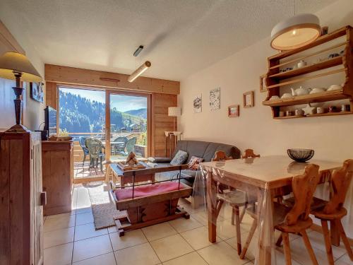 - une cuisine et une salle à manger avec une table et une vue dans l'établissement La Clusaz - Appt 6 pers, Terrasse, Garage - FR-1-818-18, à La Clusaz