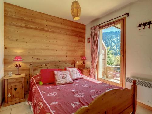 une chambre avec un lit avec une grande fenêtre dans l'établissement La Clusaz - Appt 6 pers, Terrasse, Garage - FR-1-818-18, à La Clusaz