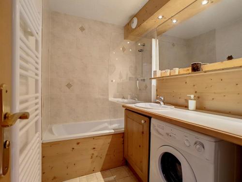 une salle de bain avec une machine à laver et un lavabo dans l'établissement La Clusaz - Appt 6 pers, Terrasse, Garage - FR-1-818-18, à La Clusaz