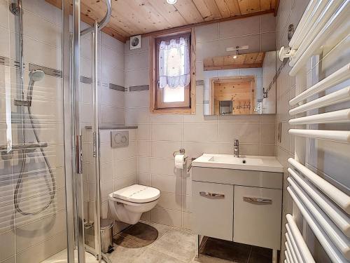 une salle de bain avec toilettes, lavabo et douche dans l'établissement Appartement cosy à La Clusaz avec balcon, 4 pers, Wifi inclus - FR-1-818-25, à La Clusaz