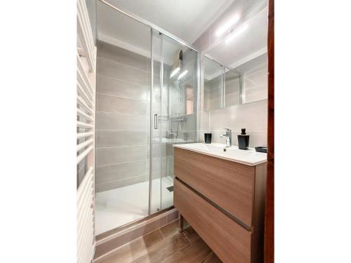 une salle de bain avec un lavabo et une douche dans l'établissement Studio rénové pour 5 à La Clusaz avec balcon et parking - FR-1-818-29, à La Clusaz