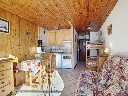 - une cuisine avec un canapé et une table dans une chambre dans l'établissement Studio cosy à La Clusaz pour 4 pers, parking inclus - FR-1-818-52, à La Clusaz