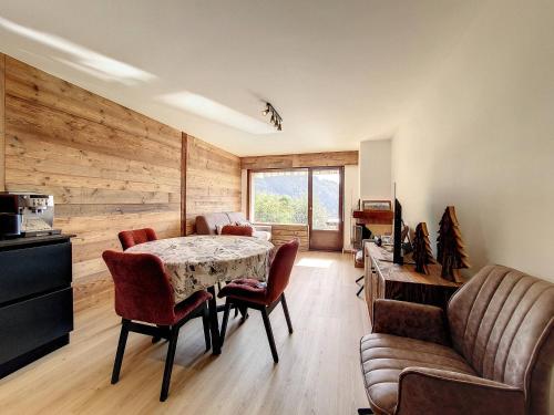 La Clusaz: Appartement 6 pers, 2 chambres, balcon, garage - FR-1-818-30