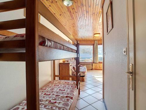 Cette chambre comprend 2 lits superposés et un couloir. dans l'établissement Studio cosy à La Clusaz pour 4 pers, parking inclus - FR-1-818-52, à La Clusaz