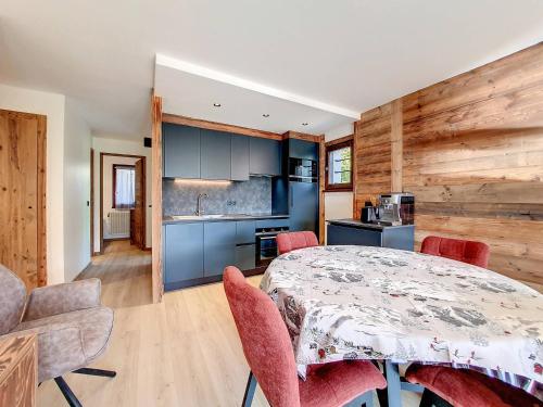 une cuisine et une salle à manger avec une table et des chaises dans l'établissement La Clusaz: Appartement 6 pers, 2 chambres, balcon, garage - FR-1-818-30, à La Clusaz